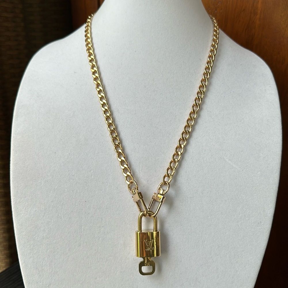 LV Lock & Key #303 with Unbranded Chain - Picture 3 of 11